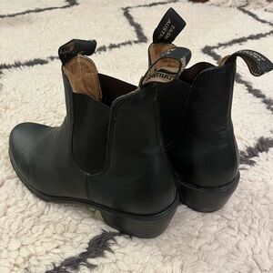 Blundstone womens elastic sided heel boot.